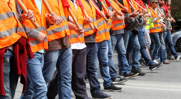 Pracownicy sfery budżetowej grożą masowymi protestami. (fot.shutterstock.com) Nie ma porozumienia w sprawie podwyżek w budżetówce