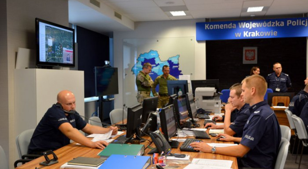 10 - godzinne służby policjantów mogą przynieść wiele korzyści. Obecne przepisy mogą jednak prowadzić do nadużyć tej formy (fot. MSWiA) 10 - godzinne służby w policji? Apel o zmianę przepisów