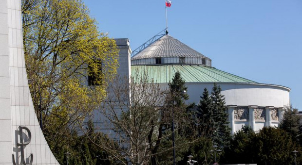 Wynagrodzenia parlamentarzystów zostaną obniżone o 20 proc. Fot. sejm.gov.pl Ustawa obniżająca wynagrodzenia parlamentarzystów o 20 proc. opublikowana