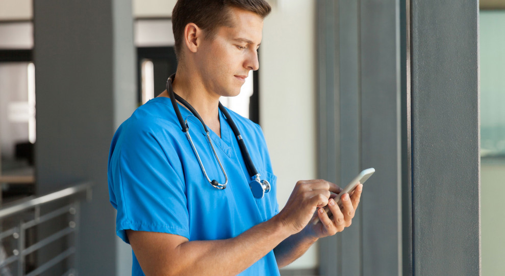 Na stronie internetowej ZUS udostępnił instrukcję, jak ściągnąć na telefon komórkowy certyfikat do podpisywania zwolnień. (fot.shutterstock) Coraz więcej zaświadczeń L-4 w formie elektronicznej. Słupsk liderem
