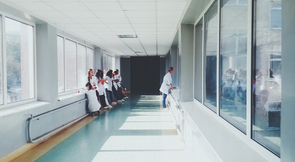 Ptok przyznała, że w ostatnim roku przybyło pielęgniarek i położnych, które podjęły pracę w publicznej służbie zdrowia (fot. pixabay.com) Pielęgniarki zadowolone z porozumienia z ministrem
