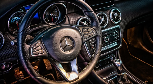 Swoje plany Mercedes będzie realizował we współpracy z firmą Bosch, będącą największym na świecie dostawcą części motoryzacyjnych. (fot. pixabay.com) W tym kraju zawód taksówkarza wkrótce zniknie? Na drogi wyjadą autonomiczne taksówki