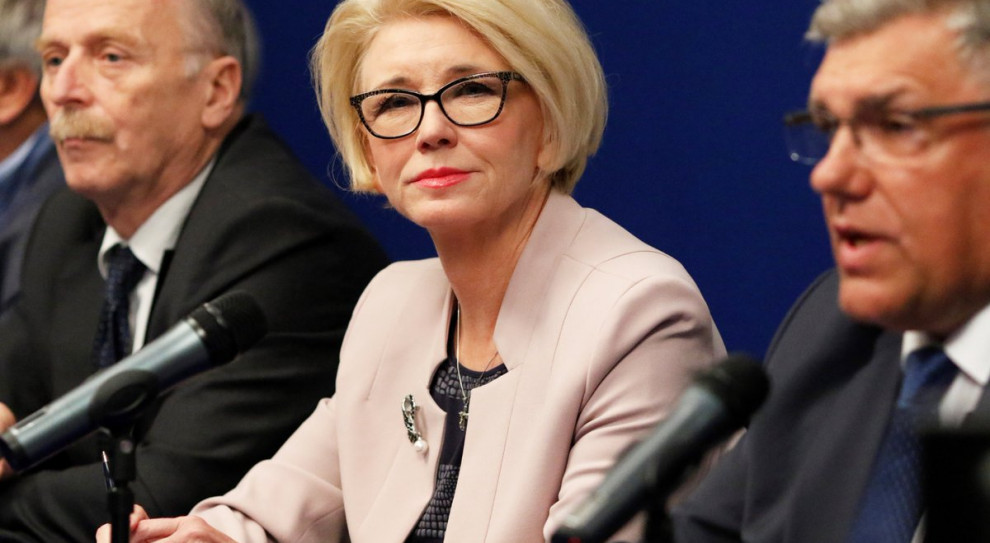 W imieniu MEN porozumienie podpisała wiceminister Marzena Machałek, w imieniu przewoźników drogowych - prezesi i przewodniczący Forum Transportu Drogowego. (fot. MEN/twitter) Podpisano porozumienie między MEN a przewoźnikami ws. kształcenia kierowców