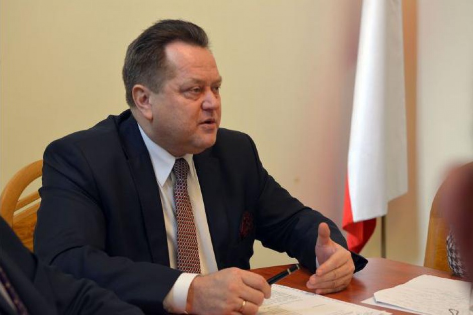 - Gdyby nasi poprzednicy, rządząc przez 8 lat, podwyższali też wynagrodzenia w tym samym mniej więcej tempie, to dzisiaj mielibyśmy zupełnie inną sytuację - ocenił Zieliński. (fot.MSWiA)