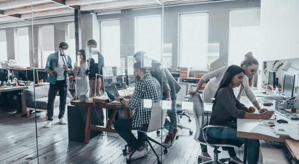 O nagłym wyjściu z pracy warto poinformować szefa. (fot.shutterstock.com) Zalane mieszkanie, nagła choroba bliskiej osoby. Kiedy pracownik może bezkarnie opuścić miejsce pracy