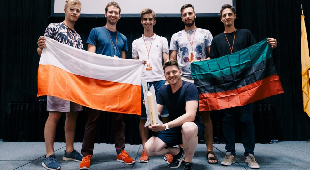 Drużyna AGH była jedynym do tej pory zespołem z Polski, który wystartował w konkursie rakietowym IREC. (fot. www.facebook.com/AGH.Krakow) Studenci z AGH z rakietą Turbulencja zdobyli drugie miejsce w konkursie w USA