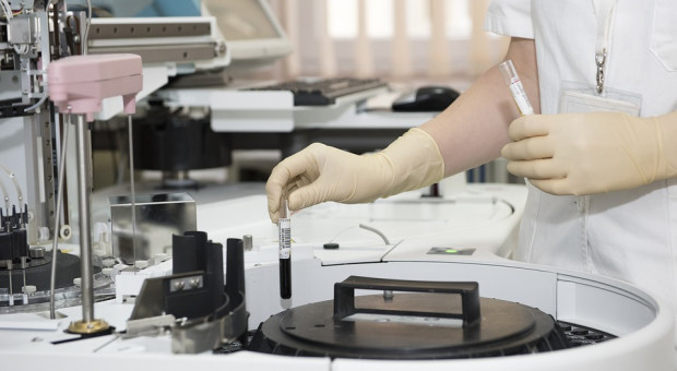 Średnie zarobki diagnostów laboratoryjnych nie przekraczają 3 tys. zł brutto. (fot. pixabay.com) Diagności laboratoryjni protestują, podwyżki nie dla nich