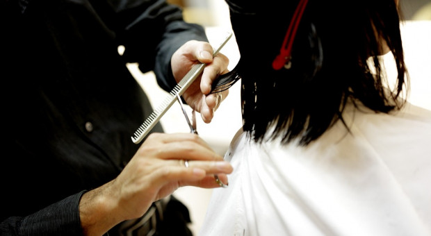 115 złotych średnio wydają Polacy w trakcie jednorazowej wizyty w salonie hair & beauty. (fot.pixabay.com) Co drugi Polak zamiast na lunch idzie do kosmetyczki lub fryzjera