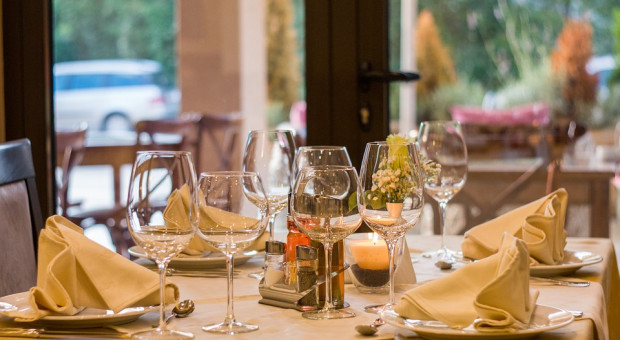 W dni robocze wydajemy w restauracjach zwykle od 11 do 20 zł na jeden posiłek, z kolei w weekendy – od 21 do 30 zł. (fot.pixabay.com) Restauratorzy będą mieć pełne ręce roboty. Polacy coraz chętniej jedzą poza domem