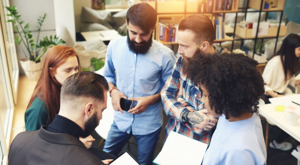Pracownicy, którzy otrzymują pozapłacowe świadczenia, są bardziej zaangażowani (fot. Shutterstock) Świadczenia pozapłacowe kuszą pracowników: kawa, gry komputerowe, ubezpieczenia