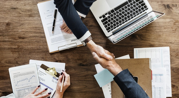 Publikując w ogłoszeniu o pracę informację o proponowanych zarobkach można znacząco skrócić czas rekrutacji (fot. pixabay.com) Coraz więcej firm IT publikuje w ogłoszeniach o pracę informację o wynagrodzeniu