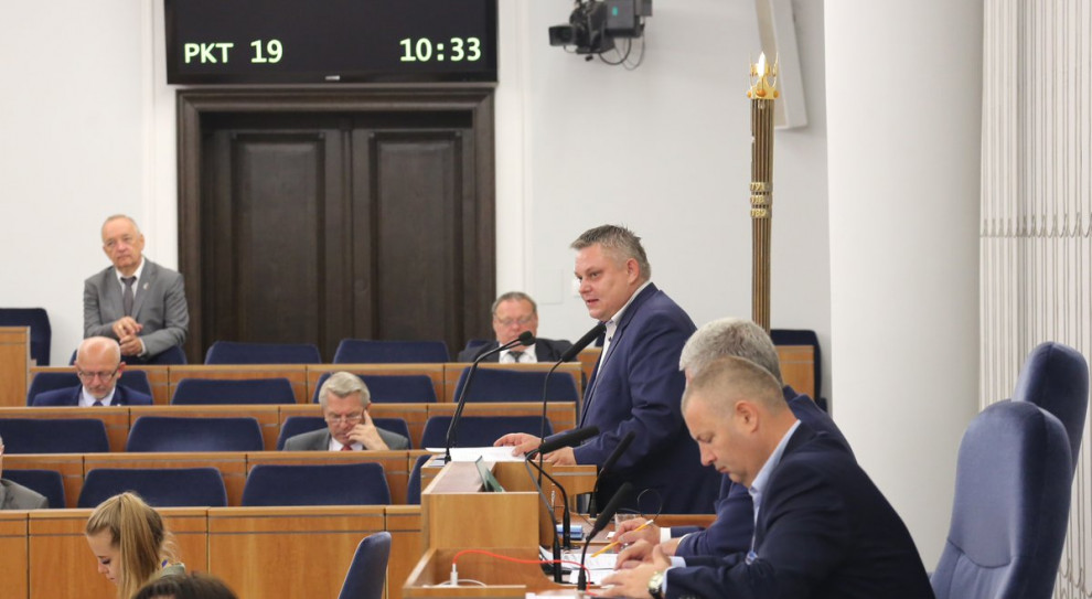 W ocenie Senatu, przyjęte rozwiązania wzmocnią niezależność sędziów SN, NSA i TK (fot. twitter.com/PolskiSenat) Uczelnie nie będą mogły rozwiązać umowy o pracę z sędziami?