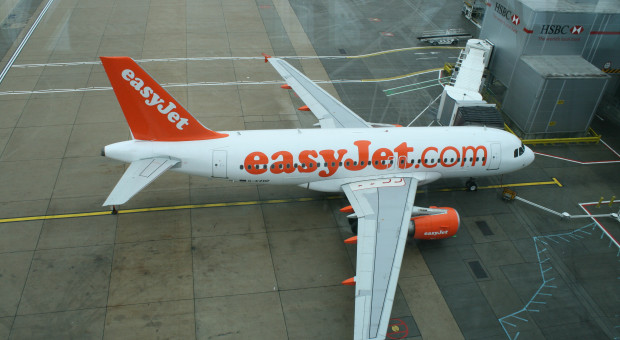 Linie lotnicze EasyJet wywodzą się z Wielkiej Brytanii. Są trzecim na świecie i drugim z największych europejskich tanich przewoźników. (fot. Morten Amundsen/flickr.com/CC BY 2.0) Strajkują Francuzi, straty wyliczają kolejne linie lotnicze. W milionach euro