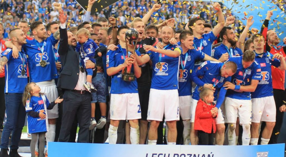 Piłkarze Lecha świętujący mistrzostwo kraju w sezonie 2014/15. Fot. wikipedia/cc3.0/Roger Gor PKO BP przedstawi scenariusze dotyczące funduszu emerytalnego dla piłkarzy Lotto Ekstraklasy
