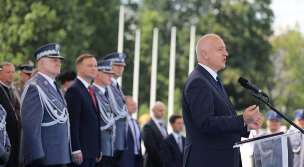 Minister Joachim Brudziński podczas uroczystości z okazji Centralnych Obchodów Święta Policji. fot. twitter/MSWiA Warszawa: Święto Policji: prezydent mianował generałów