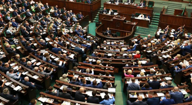 Za przyjęciem noweli głosowało 230 posłów, przeciw było 196; jeden poseł wstrzymał się od głosu. Fot. sejm.gov.pl Sejm przyjął zmiany w swoim Regulaminie dotyczące obniżenie uposażenia posłów