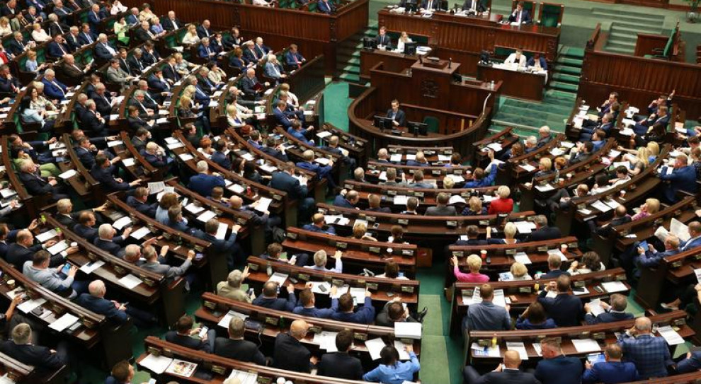 Za przyjęciem noweli głosowało 230 posłów, przeciw było 196; jeden poseł wstrzymał się od głosu. Fot. sejm.gov.pl Sejm przyjął zmiany w swoim Regulaminie dotyczące obniżenie uposażenia posłów