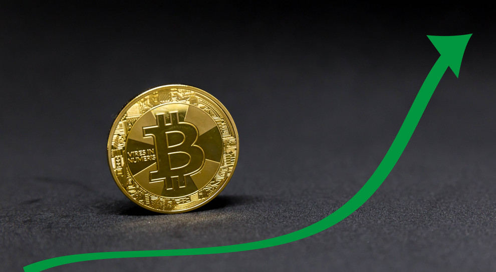Bitcoin, to pierwsza kryptowaluta. Stworzono ją nieco ponad 10 lat temu. W ślad za nią pojawiła się duża grupa przedsiębiorstw i ludzi, którzy zaczęli inwestować w cyfrowe pieniądze. (fot. Marco Verch/flickr.com/CC BY 2.0) Część wypłaty w bitcoinie, czyli eksperyment w Kostaryce