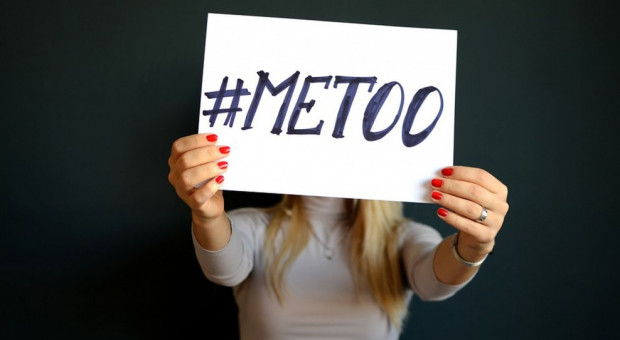 Każdy publicznie może opowiedzieć o naruszeniach prawa w pracy. Umożliwiają to m.in. media społecznościowe (fot. pixabay) Alarmujące dane CBOS: 25 proc. osób pracujących i uczących się było świadkiem molestowania