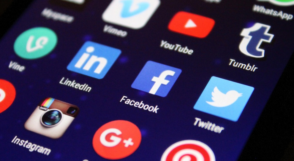 Nieprzemyślane wpisy w social mediach mogą doprowadzić do utraty pracy (fot.pixabay) Polubiłeś szefa na FB? Może to wpływać na twoje życie zawodowe