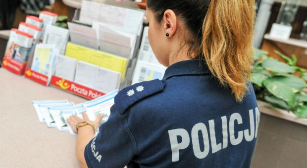 Policjanci na razie pół żartem zastanawiają się, czy może warto przebranżowić się na listonosza. (fot. www.lubuska.policja.gov.pl) Podwyżki na Poczcie Polskiej poruszyły NSZZ Policjantów