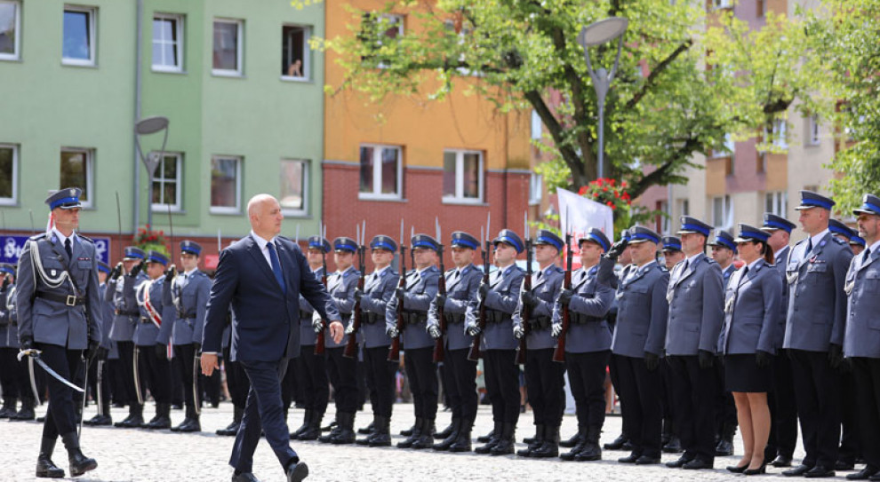 Minister apeluje o powstrzymanie nieroztropnych ataków politycznych na policjantów. (fot.mswia.gov.pl) Minister Brudziński apeluje o powstrzymanie ataków wymierzonych w policjantów