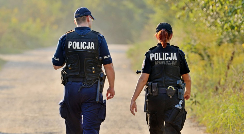 funkcjonariusze będą mogli wybrać formę identyfikacji: albo numer, albo nazwisko. (fot. Shutterstock) Wielkie porządki w policji. Mundurowy nie może być anonimowy