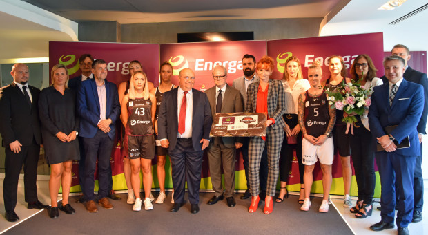 Kontynuację wsparcia dla drużyny walczącej w ekstraklasie kobiet oficjalnie ogłoszono na konferencji prasowej zorganizowanej w czwartek (26 lipca br.) na Stadionie Energa w Gdańsku. Wzięli w niej udział: Arkadiusz Siwko, prezes zarządu Energa SA, Maciej Krystek, prezes zarządu MMKS Katarzynki, klubu prowadzącego Energę Toruń, a także zawodniczki (fot.mat.pras.) Energa wspiera toruńską koszykówkę kobiet. Dwunasty sezon z rzędu