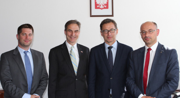 Ambasador Paul W. Jones (drugi od lewej) w Polsce spędził 3 lata (fot. ipn.gov.pl) Ambasador USA w Polsce żegna się z placówką
