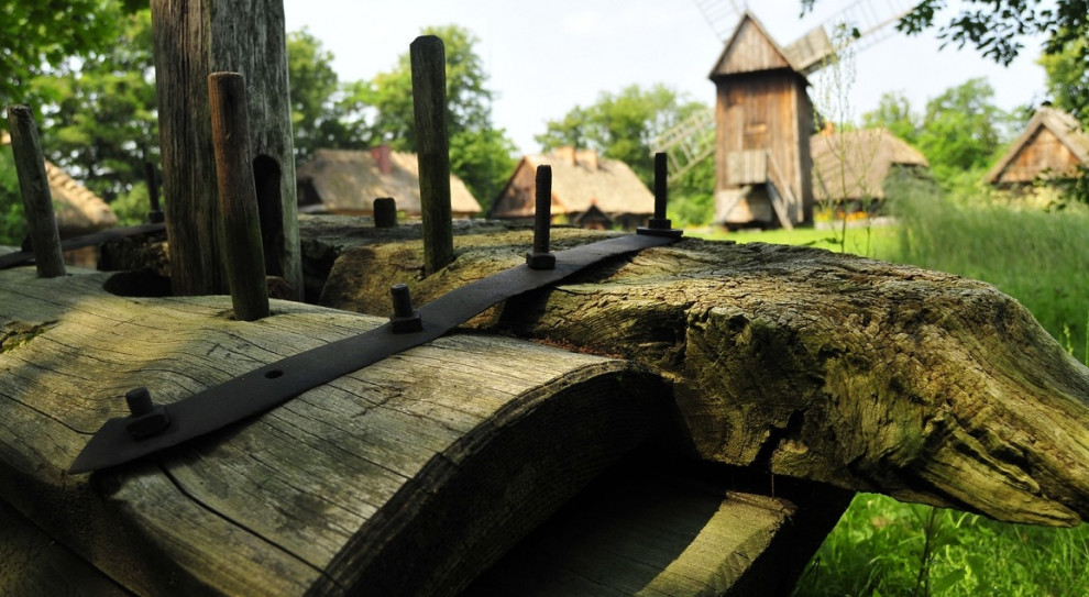 Muzeum chce prowadzić prace za pomocą tradycyjnych metod (fot. mat. muzem) Podlaskie Muzeum Rolnictwa w Ciechanowcu chce powrócić do tradycyjnego ciesielstwa