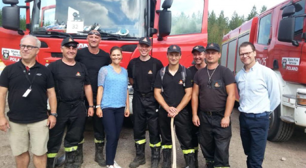 Zdjęcie ze spotkania zamieścił szef MSWiA. (fot.Twitter/Joachim Brudziński) Księżniczka Wiktoria odwiedziła polskich strażaków w Szwecji