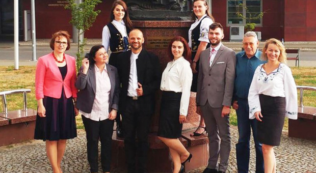 Tegoroczni absolwenci etnofilologii kaszubskiej z wykładowcami (fot. facebook.com/etnofilologiakaszubska) Będzie dodatkowa rekrutacja na etnofilologię kaszubską na UG. W pierwszym terminie zgłosiło się za mało chętnych