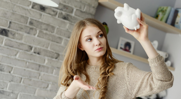W Polsce mamy niski odsetek osób oszczędzających. (fot.shutterstock.com) Młodzi chętnie pracują w wakacje. Gorzej u nich z oszczędzaniem