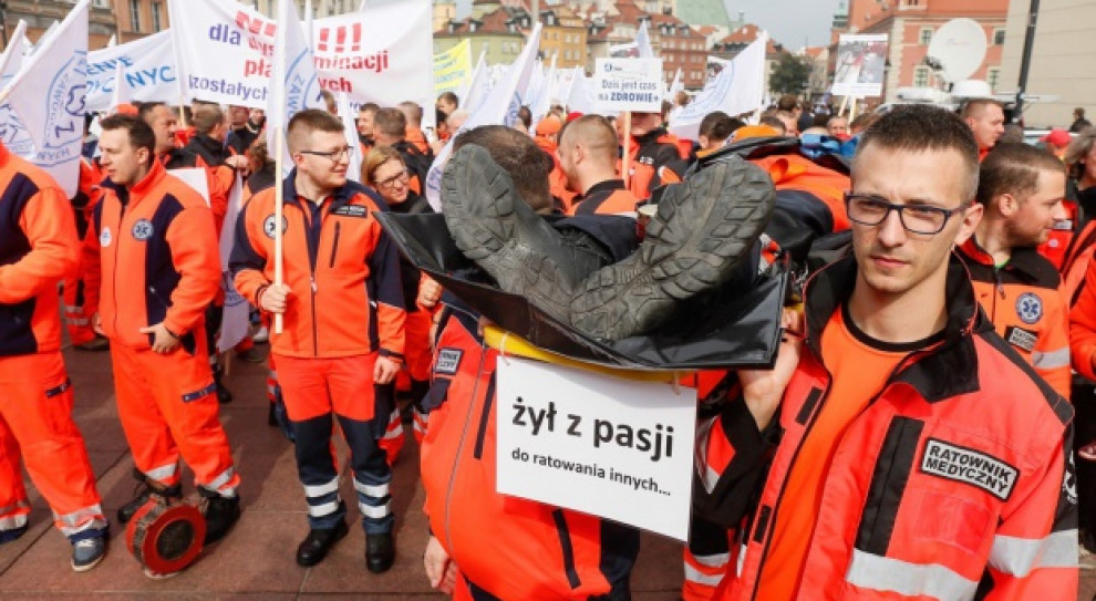 Ratownicy medyczni w czasie jednego z protestów w Warszawie. Fot. Simona Supino/ Forum Ratownicy chcą zarabiać nie mniej niż 4095 zł. Piszą do ministra