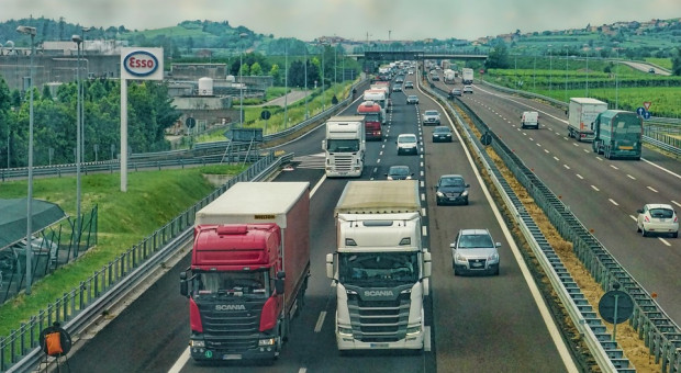 W akcję "TIR" zaangażowanych było dotychczas ponad trzy tysiące policjantów w patrolach stacjonarnych i tzw. dynamicznych na drogach ekspresowych i autostradach (fot. pixabay.com) Kierowcy TIR-ów pod lupą policji. Sypią się mandaty