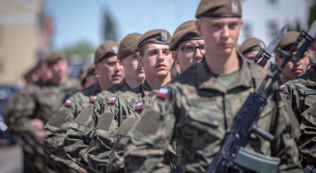 Żołnierze Wojska Obrony Terytorialnej (fot.mon.gov.pl) Wojska Obrony Terytorialnej szukają personelu medycznego. Kuszą benefitami