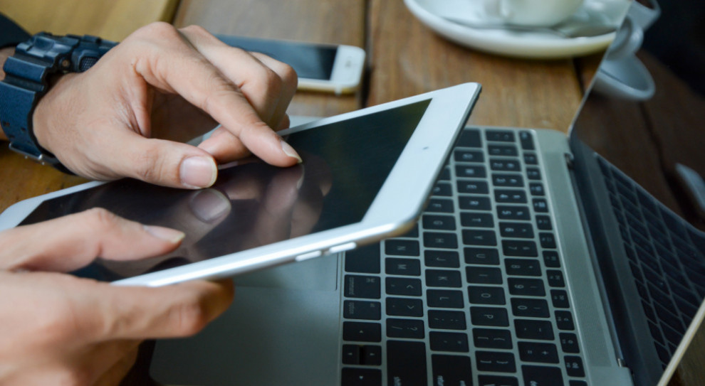 Zdaniem ekspertów firmowe oprogramowanie niektórych smartfonów ma luki bezpieczeństwa (fot.shutterstock.com) Eksperci: firmowe oprogramowanie smartfonów może mieć luki bezpieczeństwa