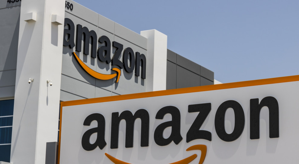 Amazon odpowiada, że pracownicy mają swobodny dostęp do toalet i dystrybutorów z wodą rozłożonych równomiernie na terenie hali, a także w kantynach i licznych miejscach odpoczynku. (fot. Shutterstock) Praca na stojąco i brak wody? Amazon odpowiada na zarzuty
