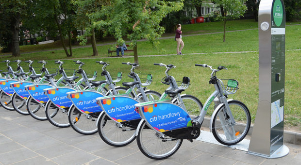 Dojazd rowerem d pracy to coraz powszechniejsze rozwiązanie (fot.nextbike.pl) W Warszawie uruchomiono nową stację rowerową. Lokalizacja idealna dla białych kołnierzyków