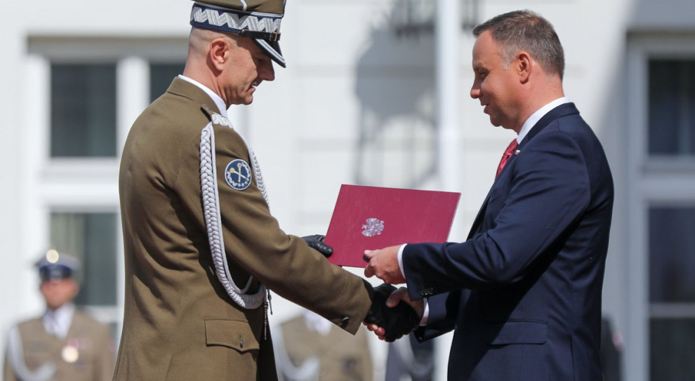 Szef Sztabu Generalnego gen. broni Rajmund Andrzejczak otrzymał akt wskazania na naczelnego dowódcę na czas wojny. (fot. twitter.com/prezydentpl) Prezydent Duda wręczył nominacje generalskie. Gen. R. Andrzejczak naczelnym dowódcą na czas wojny