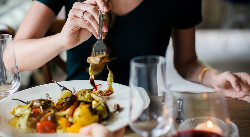 "A przecież w niedziele pracują setki tysięcy pracowników gastronomii, transportu, ochrony, energetyki, służby zdrowia czy rozrywki" - wskazuje OPZZ. (fot. pixabay.com) OPZZ apeluje o wprowadzenie wyższych płac za pracę w niedzielę