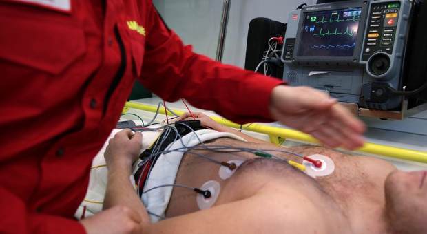 Rozszerzenie grona uprawnionych sprawi, że kartę zgonu wystawią także podstawowe zespoły pogotowia ratunkowego "P", w których jeżdżą wyłącznie ratownicy lub pielęgniarki. (fot. pixabay.com) Pielęgniarki i ratownicy medyczni zyskają nowe uprawnienia?