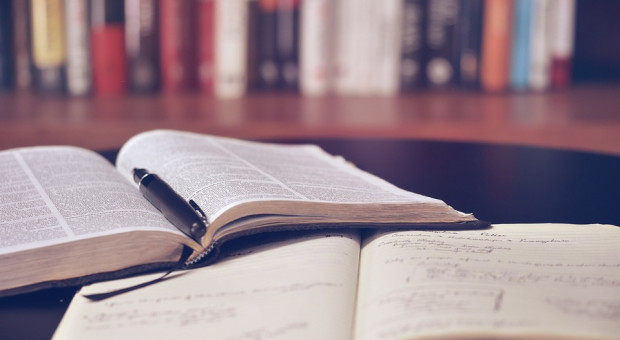 Jak wskazano w uzasadnieniu, przewidziane w projekcie rozporządzenia regulacje oparte zostały na dotychczasowych rozwiązaniach (fot. pixabay.com) Będą zmiany w urlopach dla poratowania zdrowia dla nauczycieli akademickich?