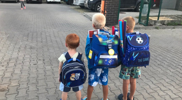 Celem akcji „Kup plecaka dla dzieciaka” było wsparcie uczniów–wychowanków dolnośląskich, rodzinnych i państwowych domów dziecka (fot.mat.pras.) Pracownicy wrocławskich firm ufundowali szkolne wyprawki