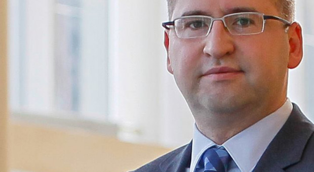 Jak podaje GW, "rekordzistą" jeśli chodzi o koszt wyjazdów w minionym roku był wicemarszałek Senatu Adam Bielan, który odbył 12 służbowych wyjazdów, za które trzeba było zapłacić ponad 128,5 tys. zł. (fot. facebook) 12 służbowych wyjazdów za 128 tys. zł. Wszystko na koszt podatników