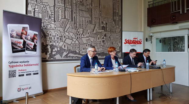 Minister przedstawiła związkowcom propozycje rządu na zamkniętym dla mediów spotkaniu. Trwało ono trzy godziny. (fot. MRPiPS/twitter) Elżbieta Rafalska przedstawiła „S” propozycje rządu na przyszły rok