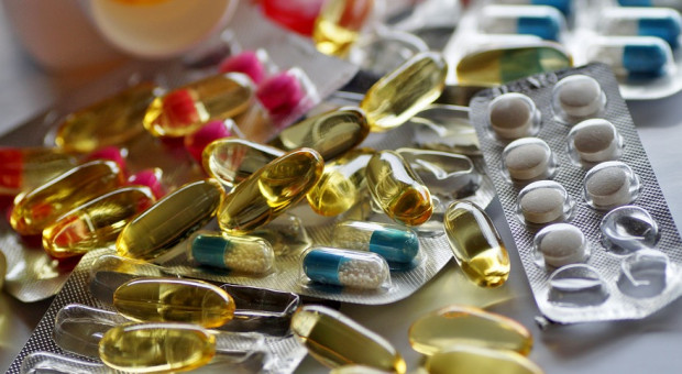 Nie spodobało się to Naczelnej Izbie Aptekarskiej, która ostrzegła farmaceutów chcących wejść do sieci franczyzowych przed skutkami decyzji. (fot. pixabay.com) Samorząd aptekarski straszy firmy?
