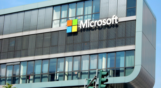 Na zdjęciu jeden z budynków Microsoftu w Niemczech, w Kolonii. (fot. pixabay.com) Nowa polityka urlopowa Microsoftu: Zyskają rodzice, co na to podwykonawcy?