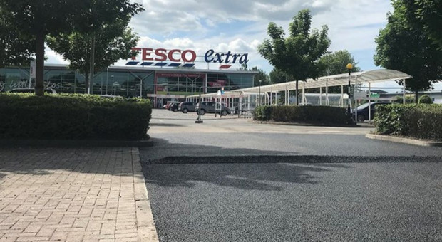 Tesco jest pierwszym detalistą w Wielkiej Brytanii, który wykorzystuje odzyskany plastik w celu zmiany nawierzchni parkingu sklepowego. Przy projekcie sieć współpracuje z firmą MacRebur. fot. materiały prasowe Tesco Tesco wykorzystało plastik z recyklingu do budowy parkingu przy sklepie
