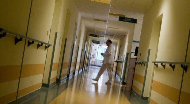 Jeśli nie uda się zapewnić prawidłowej, ciągłej pracy SOR, szpital zaś może stracić kontrakt i wypaść z „sieci szpitali” - pisze do samorządowców wicedyrektor. (fot. PTWP) Szpital w Wadowicach ma problemy kadrowe. Ważą się losy placówki